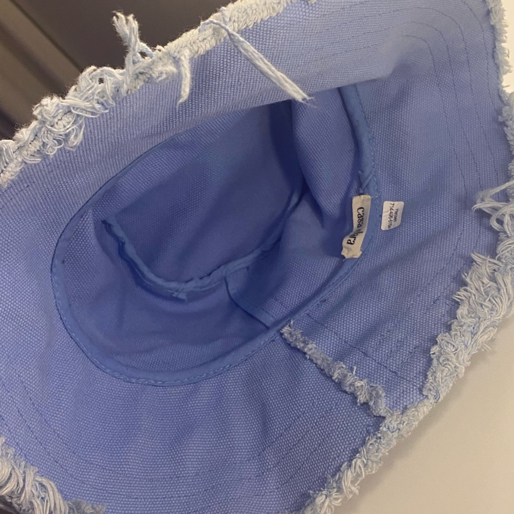 blue hat